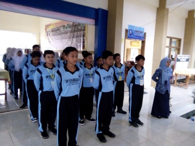 Peserta didik baru mendengarkan instruksi Kepala Sekolah untuk beristirahat