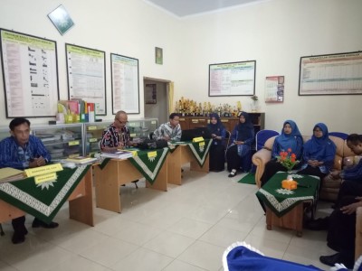 penyampaian hasil / temuan visitasi oleh asesor