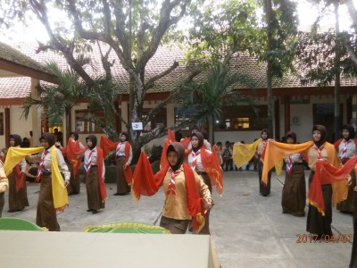 tarian-gandrung-siswi-smpm-5-slg--dalam-menghibur-para-bakal-caalon-siswa-baru-inden-yang-datang