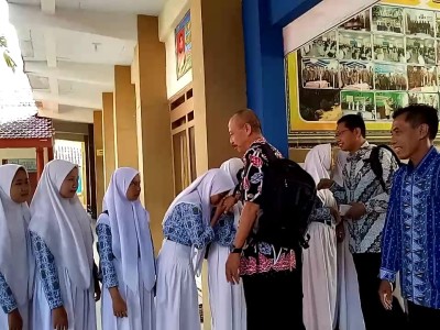 bersalaman dengan asesor