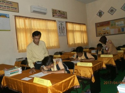 kepala-sekolah-membantu-bakal-calon-siswa-baru-inden-untuk-mengisi-formulir