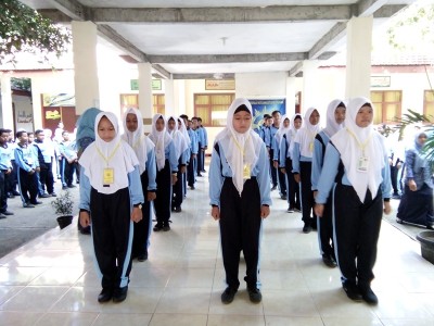 Peserta didik baru mengikuti materi baris-berbaris dengan saksama