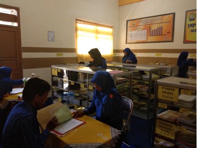 pemeriksaan administrasi oleh kepala sekolah