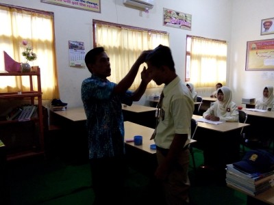 kepedulian-kepala-sekolah-akan-kerapian-siswanya