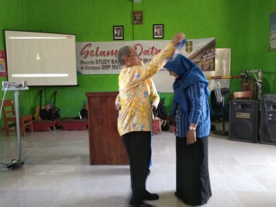 Penyerahan cidera mata dari kepala SMP Muh 7 Sempu kepada wakasek SMP Muh 5 Siliragung