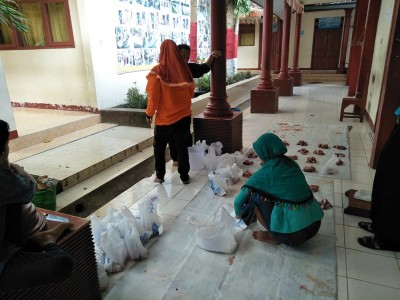 proses-pembungkusan-daging-kurban