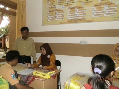 kepala-sekolah-mendampingi-kaur-kurikulum-dalam-proses-pengambilan-formulir