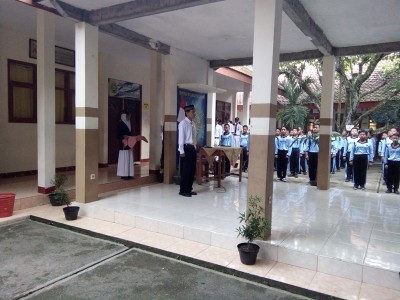 Upacara pembukaan MPLS dipimpin oleh Kepala Sekolah