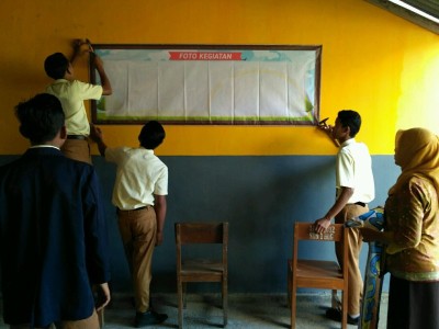 siswa-smpm5-didampingi-dewan-guru-memasang-banner-foto kegiatan-di-sdn--buluagung