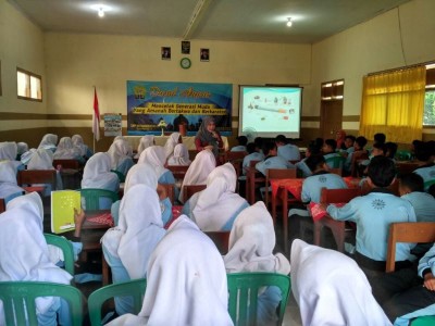 Peserta didik baru mendengarkan dengan saksama penjelasan Petugas Puskesma tentang bahaya narkoba