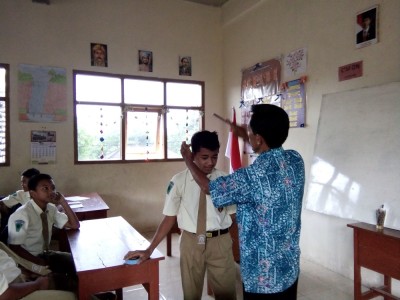 kepala-smpm-5-menata-rambut-siswa kelas VII