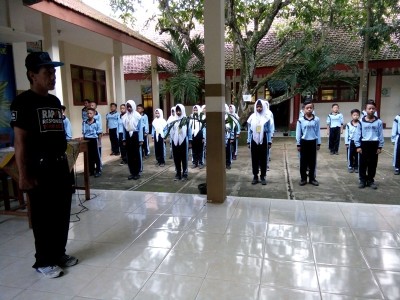 kepala-smpm-5-memandu-jalannya-baris-berbaris