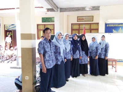 kepala-smpm-5-bersama-dewan-guru-dalam-rangka-pembukaan-lcc-hutri