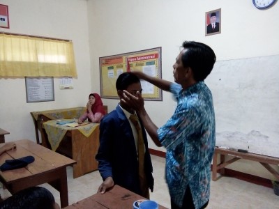 kepala-smpm-5-menata-rambut-siswa