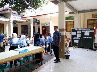 kepala-smpm-5-mengondisikan-siswa-sebelum-lcc-berlangsung