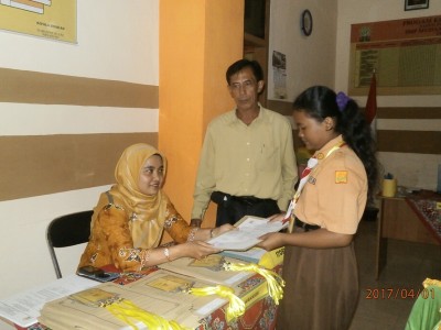 kepala-sekolah-mendampingi-wakasek-dalam-proses-pengambilan-formulir