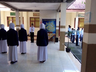 Kepala SMPM 5 Slg memandu jalannya baris-berbaris