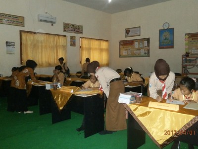 pengisian-formulir-daftar-ulang-dipandu-oleh-guru