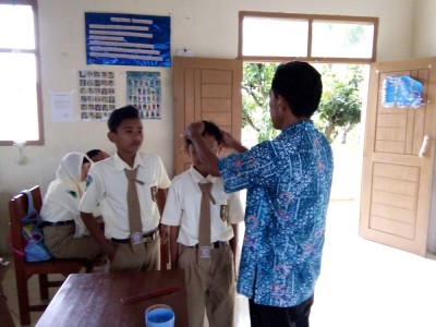 kepala-smpm-5-menata-rambut-siswa-kelas-vii-dengan-lemah-lembut