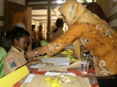 pemasangan-kartu-bakal-calon-siswa-baru-oleh-wakasek