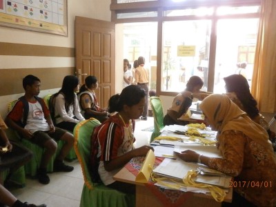 pengambilan-formulir-daftar-ulang-bakal-calon-siswa-baru-inden-oleh-kaur-kurikulum-dan-wakasek