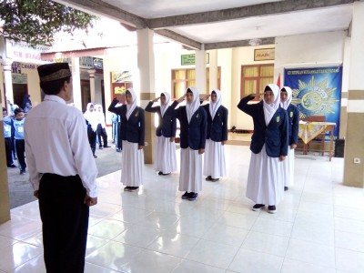 siswa kelas 9 memberikan contoh cara hormat yang baik dan benar