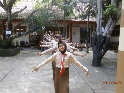 dance-siswi-smpm-5-slg--dalam-menghibur-para-bakal-caalon-siswa-baru-inden-yang-datang