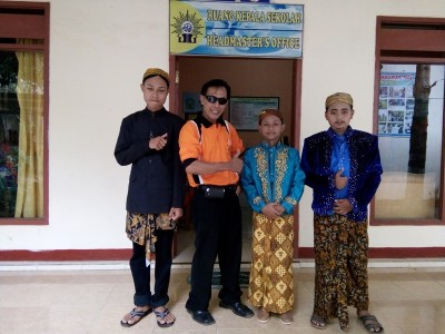 kepala-smpm-5-foto-bersama-peserta-adat