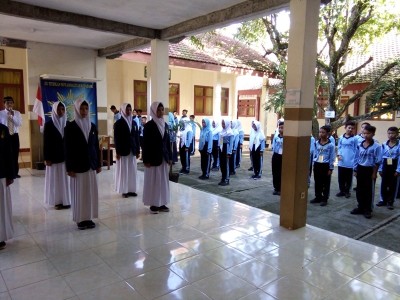 seluruh peserta baris-berbaris mendengarkan instruksi Kepala Sekolah untuk posisi siap