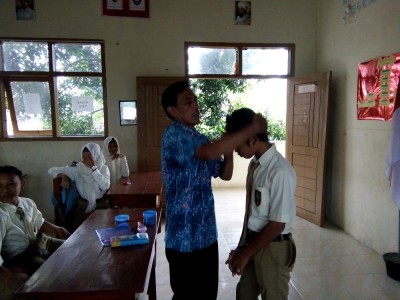 kepala-smpm-5-menata-rambut-siswa-kelas-vii