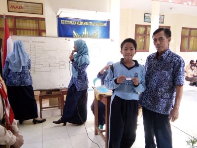 perwakilan-siswa-kelas-7-3-mengambil-undian-lomba