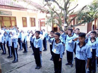 peserta didik baru mendengarkan instruksi Kepala Sekolah untuk sikap hormat