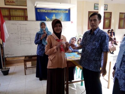perwakilan-siswa-kelas-9-3-mengambil-undian-lomba