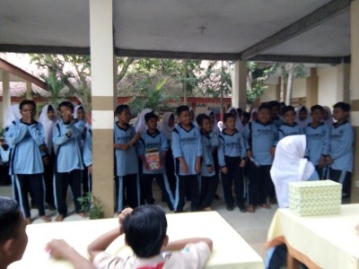 Kelas 7-2 menampilkan yel-yel kelas