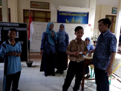 perwakilan-siswa-kelas-7-4-mengambil-undian-lomba