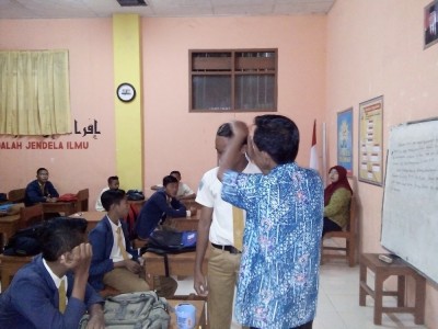kepala-smpm-5-menata-rambut-siswa