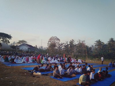 sholat-idul-adha-di-lapangan-rowo-cangkring-diikuti-oleh-siswa-smpm-5-dan-guru