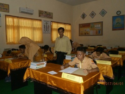 kepala-sekolah-mendampingi-proses-pengisian-formulir