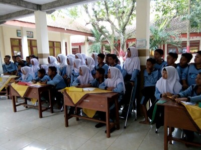 Para peserta mendengarkan soal yang dibacakan panitia