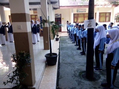 peserta baris berbaris mengikuti instruksi Kepala Sekolah