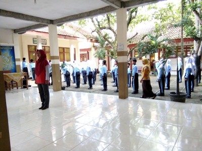 peserta-didik-baru-mengikuti-instruksi-pembina-untuk-hadap-kanan