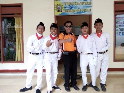 kepala-smpm-5-foto-bersama-anggota-paskibra