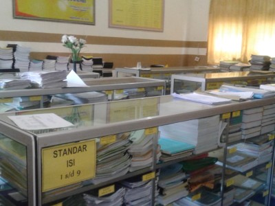 etalase tempat penyimpanan berkas