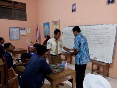 kepala-smpm-5-peduli-akan-kerapian-siswanya