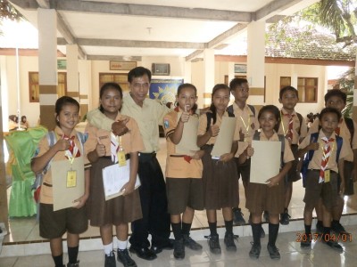 kepala-sekolah-berfoto-dengan-bakal-calon-siswa-baru-inden