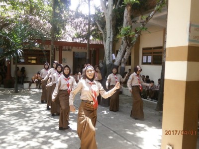 dance-siswi-smpm-5-slg--dalam-menghibur-para-bakal-caalon-siswa-baru-inden-yang-datang