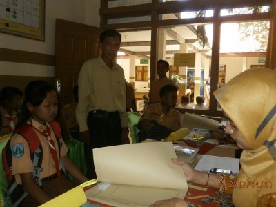 kepala-sekolah-mendampingi-proses-pengambilan-formulir