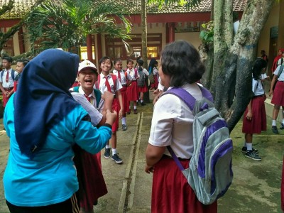 siswa-baru-saling-mengenal-dipandu-oleh-guru