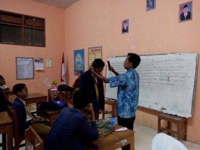 kepala-smpm-5-menyisir-rambut-siswa