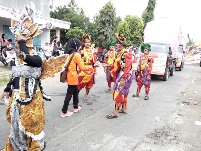 salah-satu-guru-membagikan-minum-kepada-peserta-jaranan